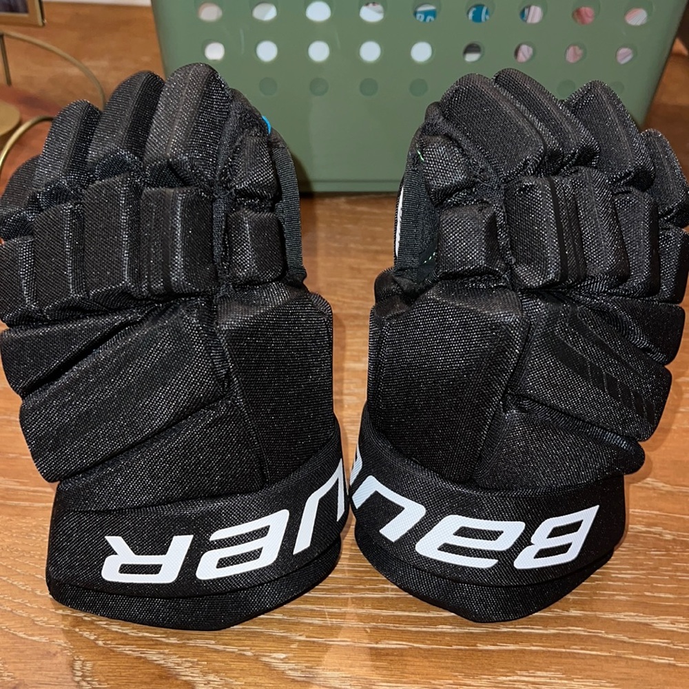NWOT Bauer X hockey gloves Junior 11” 28cm